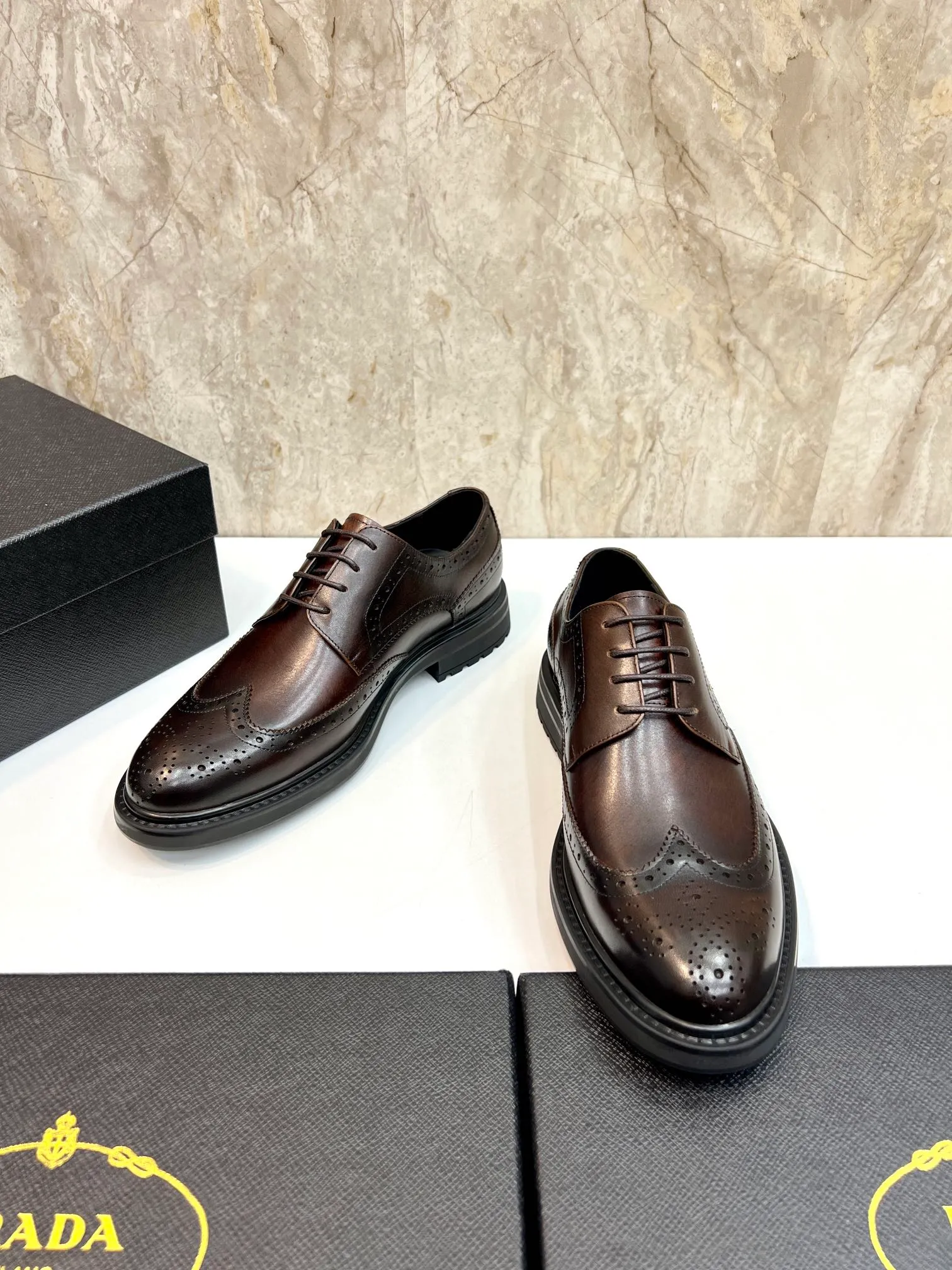 Original order quality: P580 Brand: PRADA (Prada) Standard code: Men's size 38/44 (45 can be customized) Grade: Same style as the official website High-quality men's shoes Material: Original cowhide Water-dyed cowhide lining Rubber outsole Style categories: Men's fashionable formal leather shoes Slip-on men's shoes series Young fashion European and American trends British style Top luxury Color: Actual picture